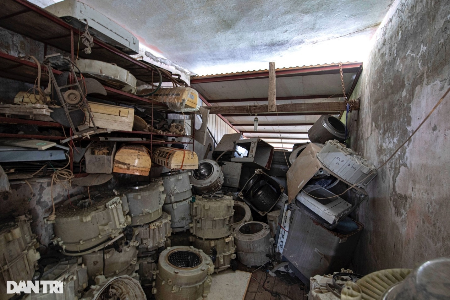 Căn nhà chất đống vỏ máy giặt từ mặt đất lên tận mái của "Vua đồ cũ" Hà Nội-6