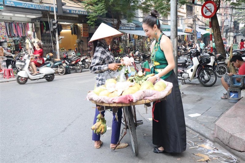 Angela Phương Trinh gây tranh cãi vì mặc áo yếm kém duyên-10
