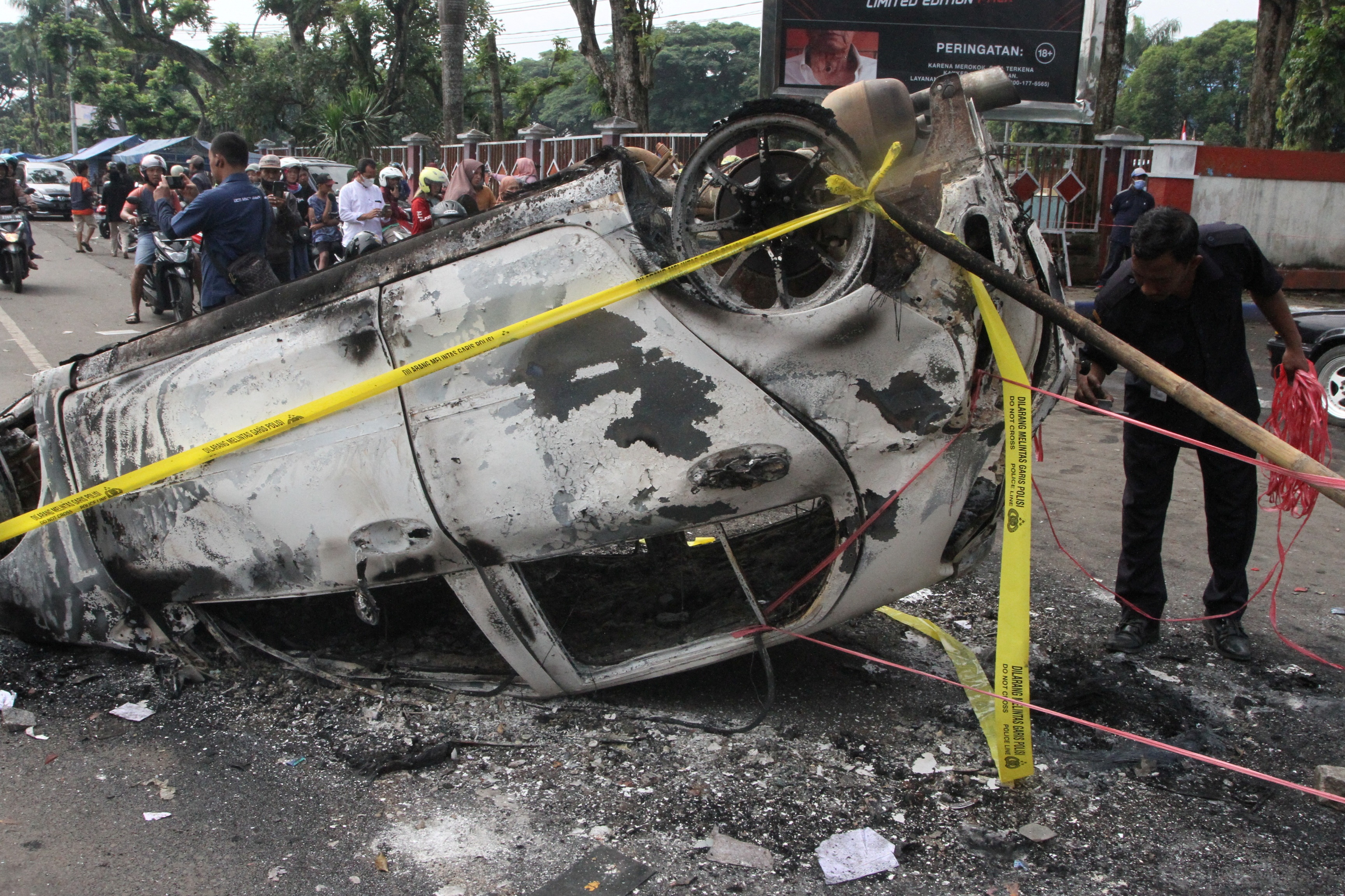 Vụ giẫm đạp khiến 129 người chết trong thảm kịch bóng đá ở Indonesia-11