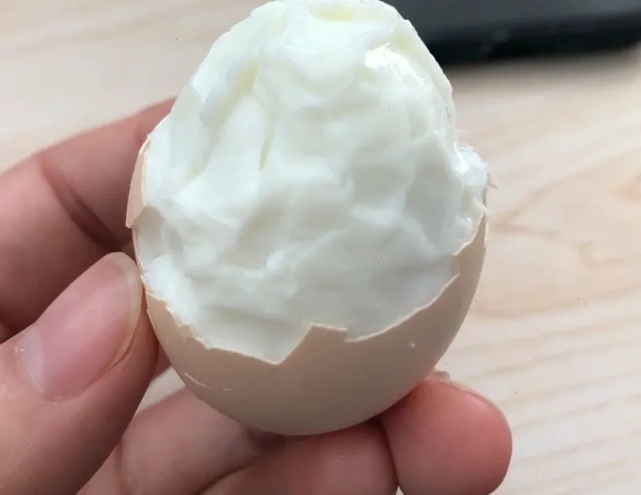 Đừng chỉ cho nước vào luộc trứng, hãy nhớ thêm 2 thứ và làm thêm 1 công đoạn thì lòng đỏ trứng mới mềm, vỏ trứng dễ bóc-1