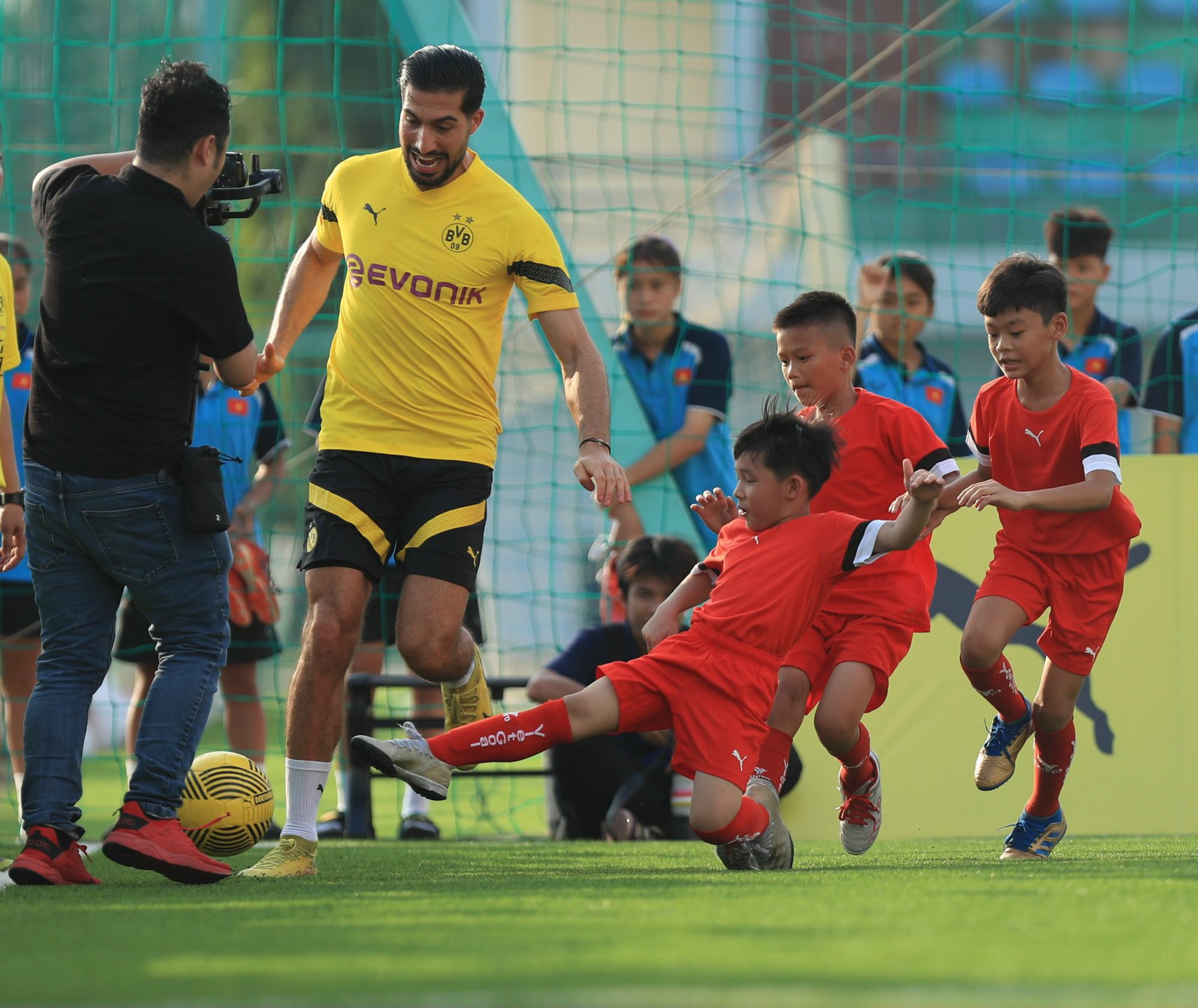 Dàn cầu thủ Dortmund so tài cùng 30 cầu thủ nhí Việt Nam-5