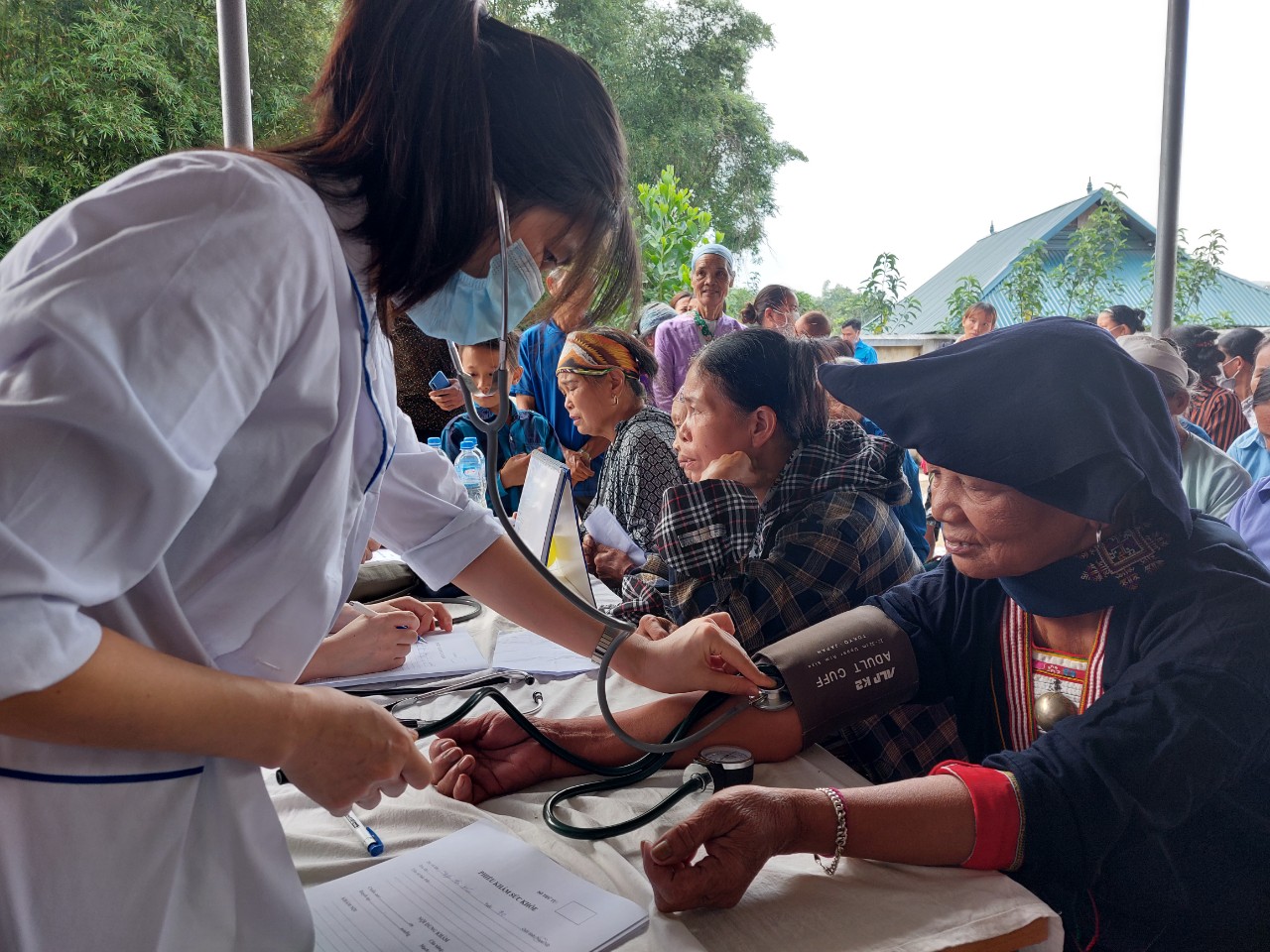 Đoàn Thanh niên Bộ Y tế khám sức khỏe và phát thuốc miễn phí cho bà con vùng sâu, vùng xa-21