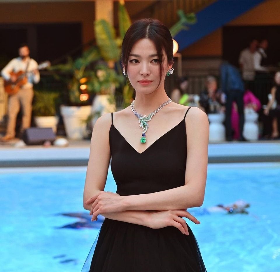 Song Hye Kyo chứng minh danh xưng "tình đầu quốc dân" qua ảnh chụp lén-8