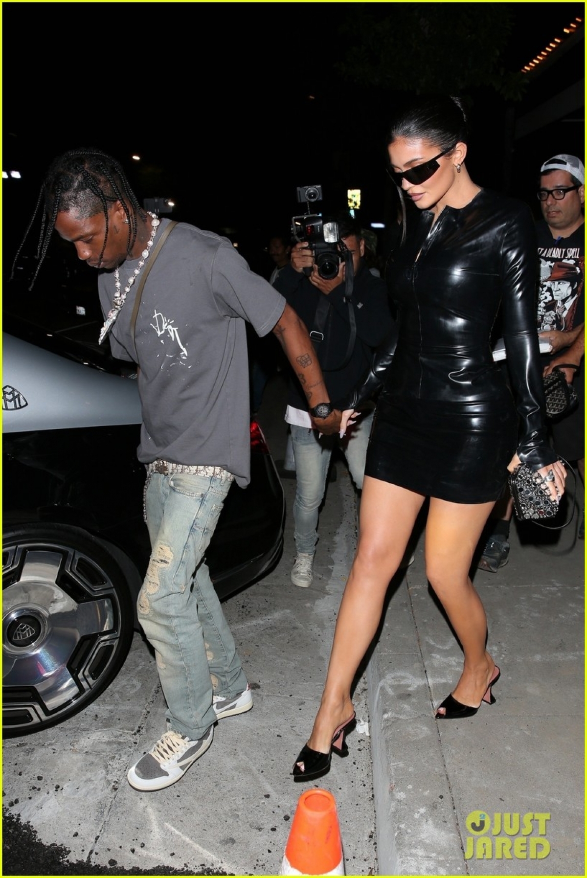 Kylie Jenner mặc đầm gợi cảm đi chơi tối cùng bạn trai và con gái cưng-8
