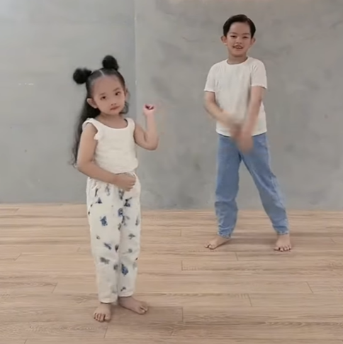 Con gái Khánh Thi Phan Hiển nhảy cực khéo, lắc hông dẻo, khi có bố mẹ thì khác hẳn-3