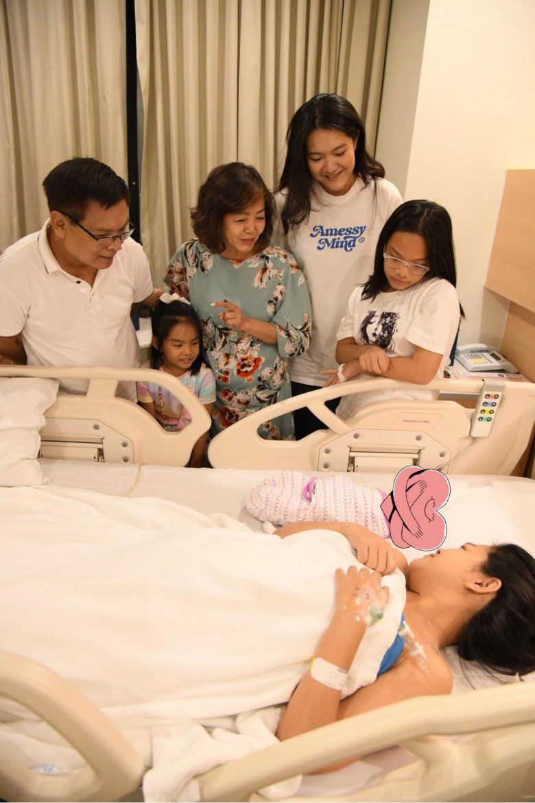 Phạm Quỳnh Anh khoe được bạn trai thức đêm, một mình chăm hai mẹ con cẩn thận ở viện-1