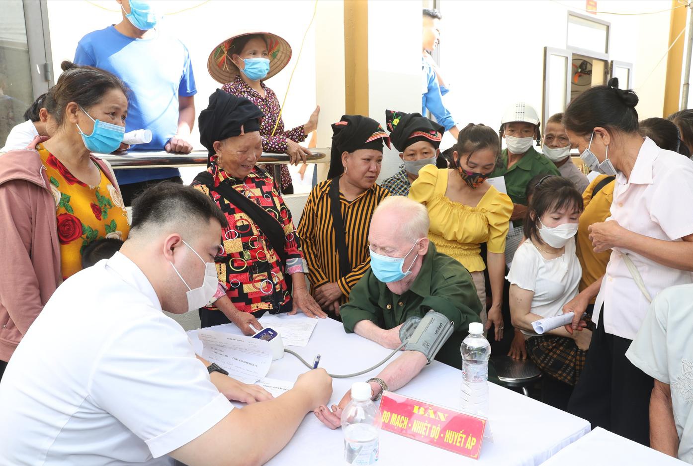 Hòa Phát tài trợ Bệnh viện Bạch Mai khám, tư vấn sức khỏe cho người nghèo-1