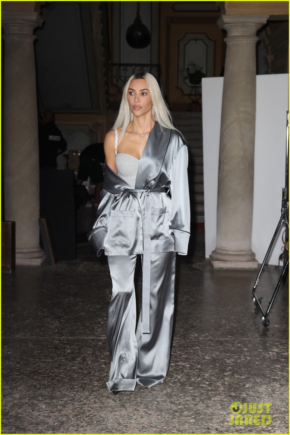 Kim Kardashian nhuộm tóc bạch kim, diện mốt khoe nội y nóng bỏng ra phố-3