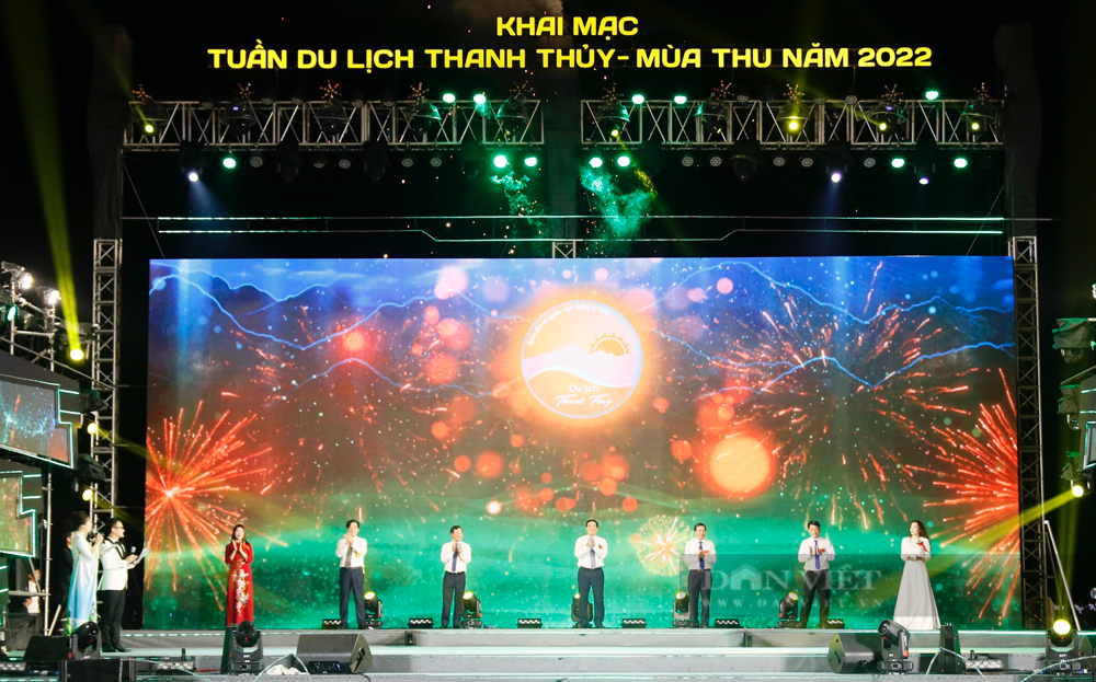 Phú Thọ: "Biển" người đổ về xem bắn pháo hoa rực trời khai hội du lịch Thanh Thủy 2022-1