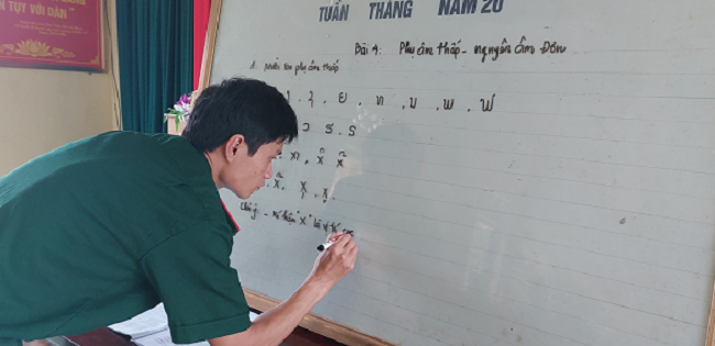 Lớp học tiếng Lào của những chiến sĩ quân hàm xanh-2