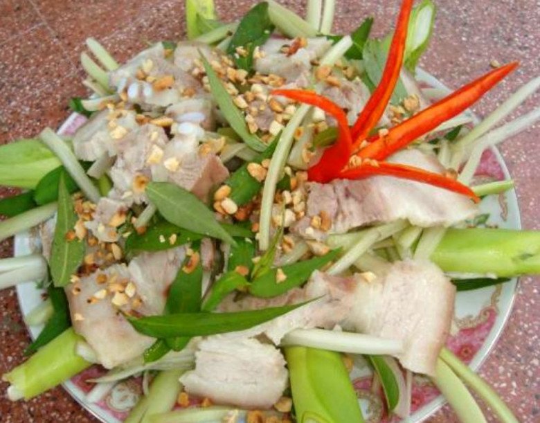 Loại rau băm cho lợn ăn làm thành món gỏi đặc sản Bình Dương, giòn ngọt ăn gây nghiện-3