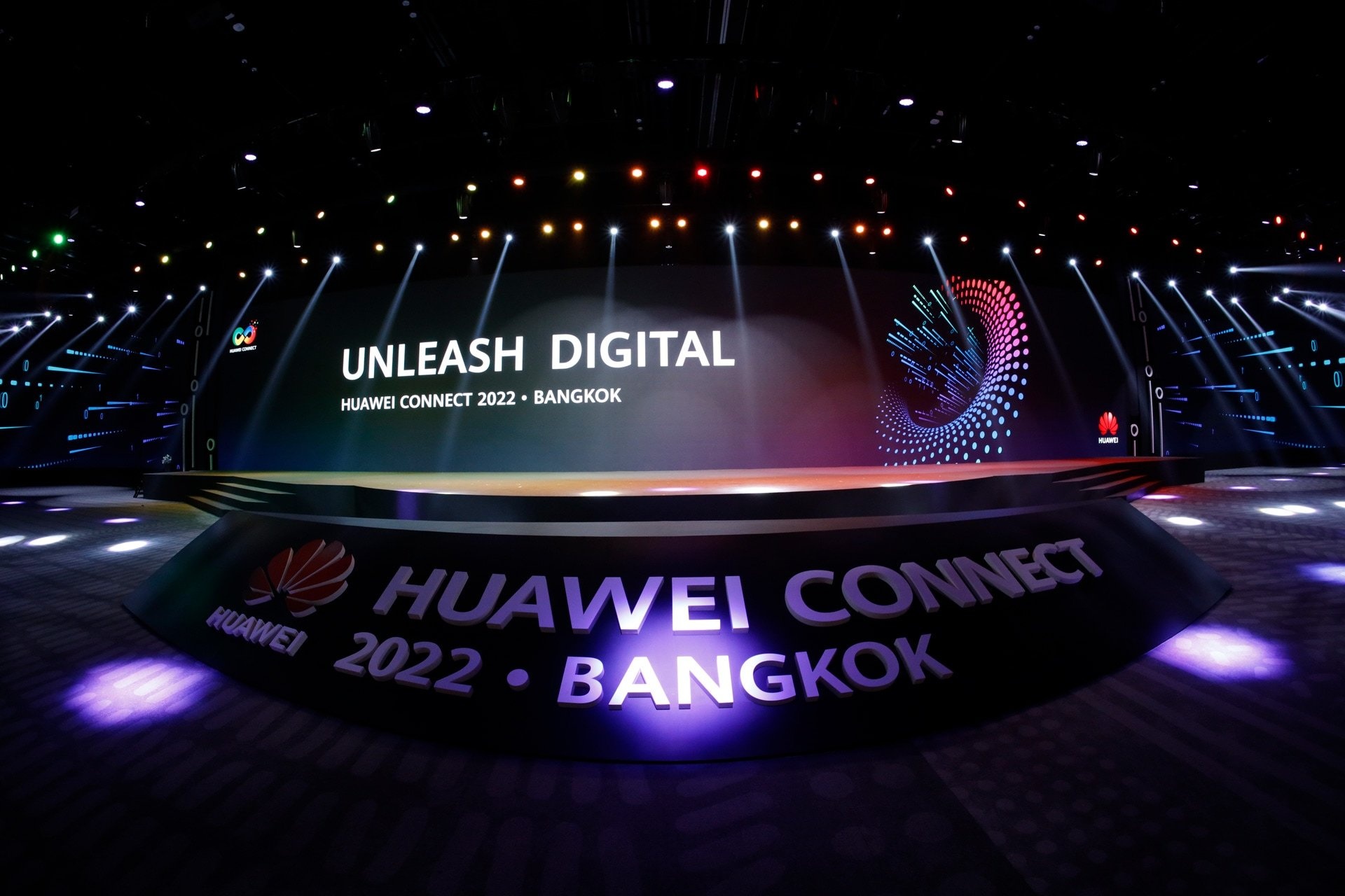 Huawei tung 'lá bài' chiến lược để vượt khó-1
