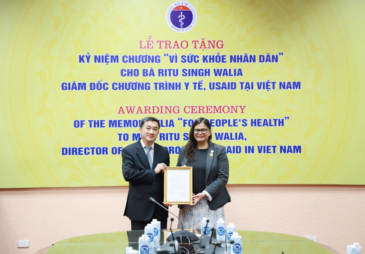Tặng kỷ niệm chương cho bà Ritu Singh Walia vì đóng góp trong chăm sóc sức khỏe nhân dân Việt Nam-1