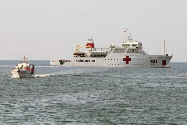 Tàu bệnh viện của Hải quân Việt Nam khám bệnh cho người dân Phú Yên-1