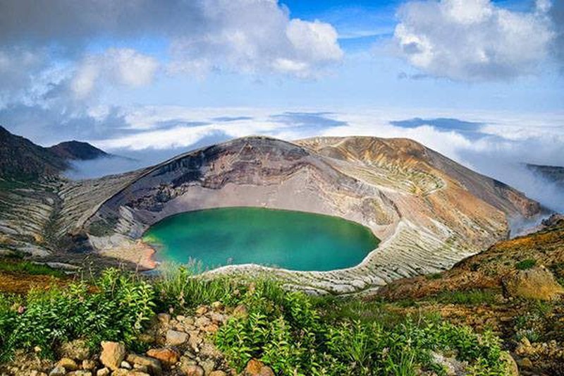 Khám phá hồ nước miệng núi lửa đổi 5 màu ở Nhật Bản-1