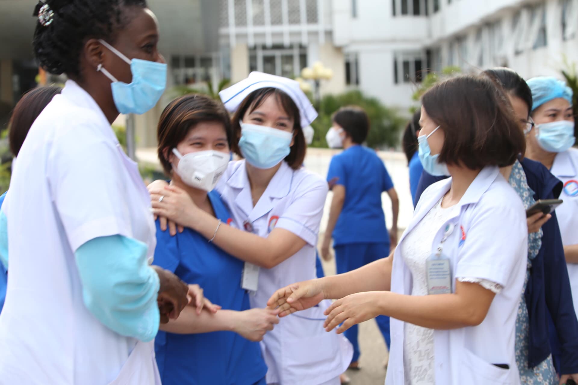 Quảng Bình: Đề xuất loạt chính sách để "giữ chân" cán bộ, nhân viên y tế-3