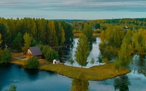 Cảnh đẹp thơ mộng ở ngôi làng bao quanh bởi sông nước ở Nga-cover-img
