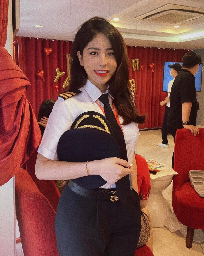 Cơ phó đẹp nhất Việt Nam vừa làm mẹ đơn thân vừa nhận bằng phi công Mỹ, U40 trẻ đẹp như gái 20-1