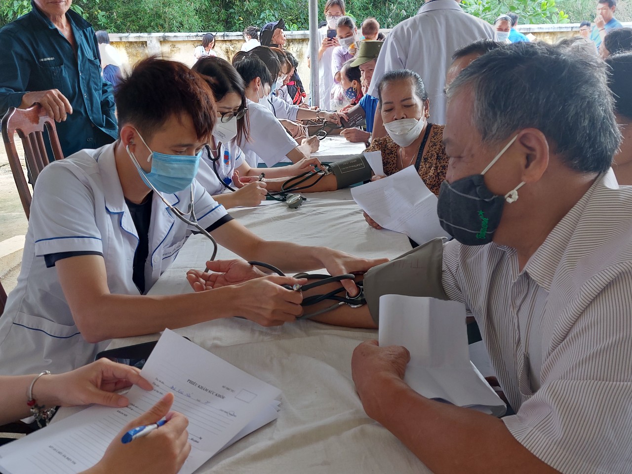 Đoàn Thanh niên Bộ Y tế khám sức khỏe và phát thuốc miễn phí cho bà con vùng sâu, vùng xa-13