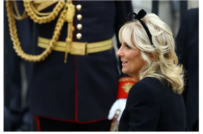 Đệ nhất phu nhân Mỹ Jill Biden bị chỉ trích ăn mặc không phù hợp khi viếng tang Nữ hoàng Elizabeth II-1