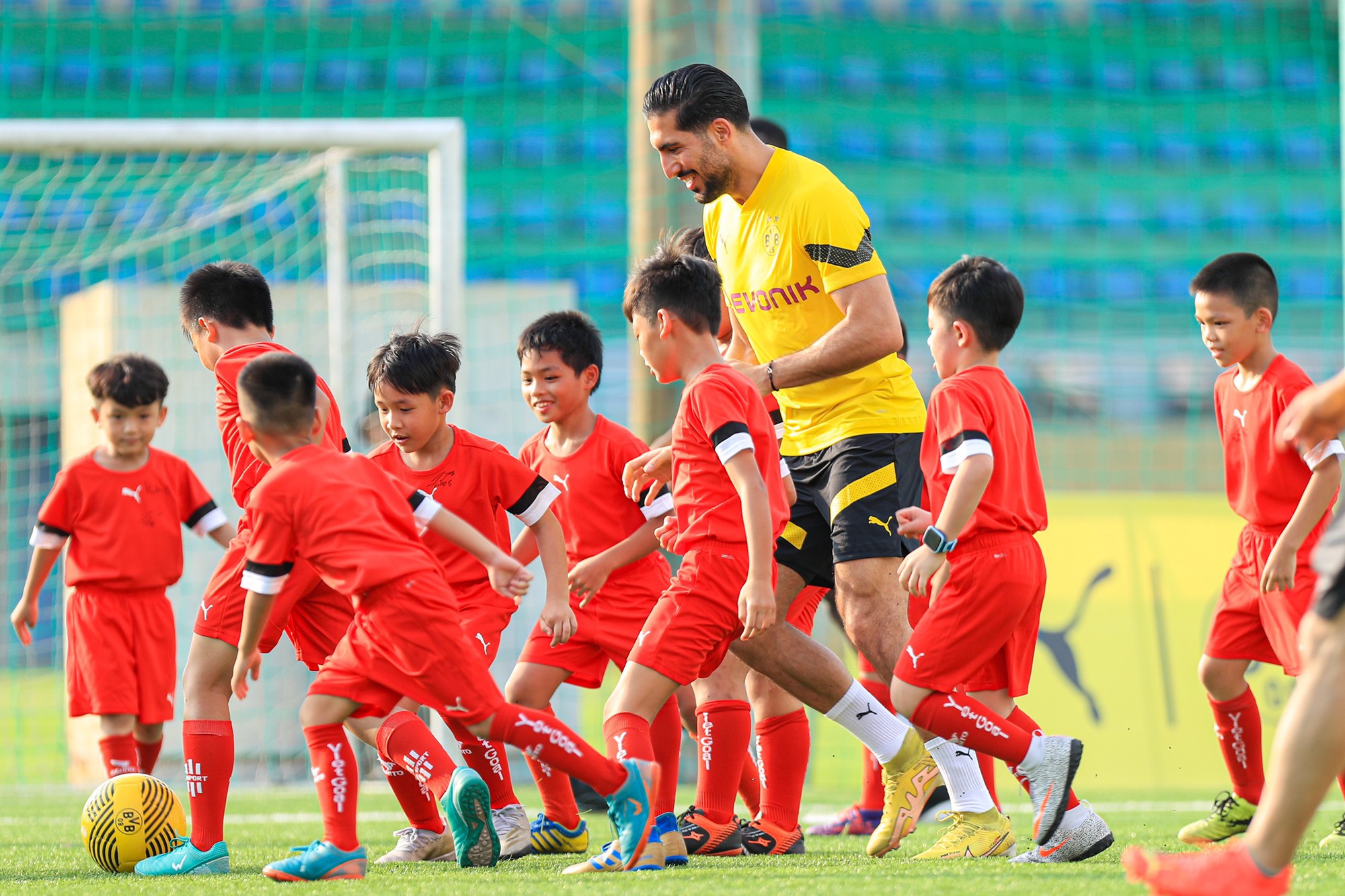 Danh thủ Hồng Sơn và Mạc Hồng Quân cùng dàn sao Dortmund "trắng tay" trong trận giao hữu trước các cầu thủ nhí Việt Nam-6