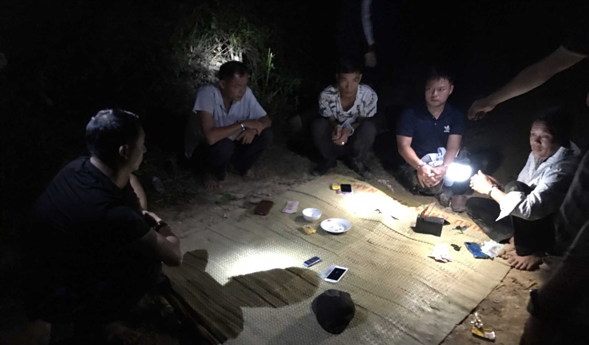 Quảng Ninh: Chế đèn ắc quy để đánh bạc trong đêm, 8 đối tượng bị bắt giữ-1