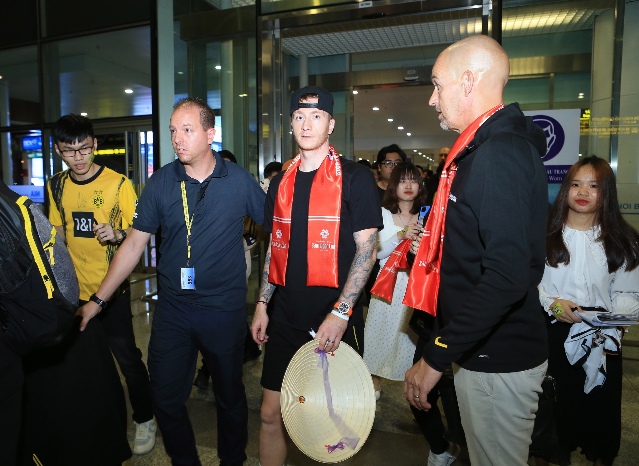 Ngôi sao Marco Reus và CLB Dortmund được chào đón nồng hậu ở Hà Nội-4