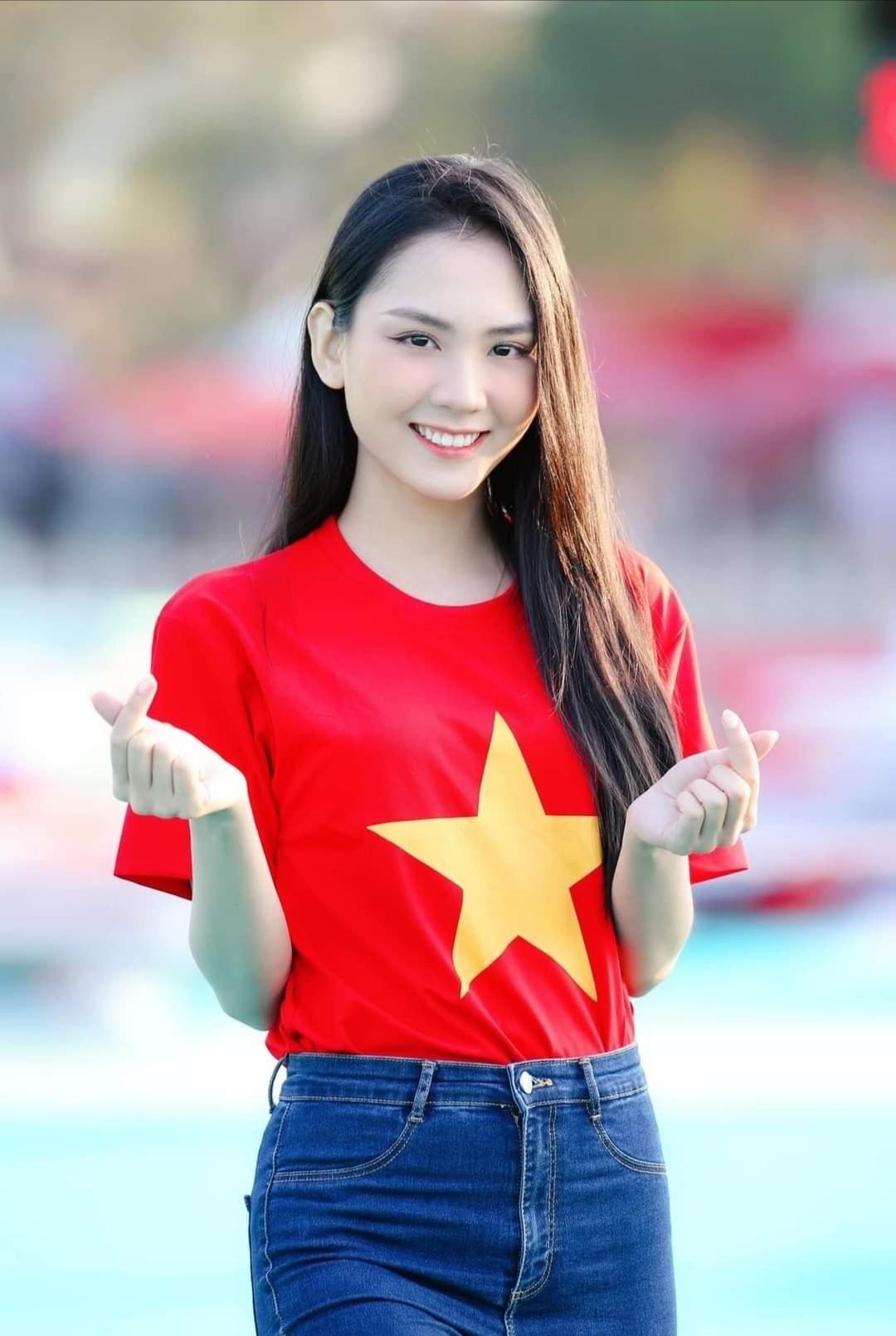 Đỗ Thị Hà, Mai Phương xinh đẹp mặc áo cờ đỏ sao vàng mừng ngày Quốc khánh-3
