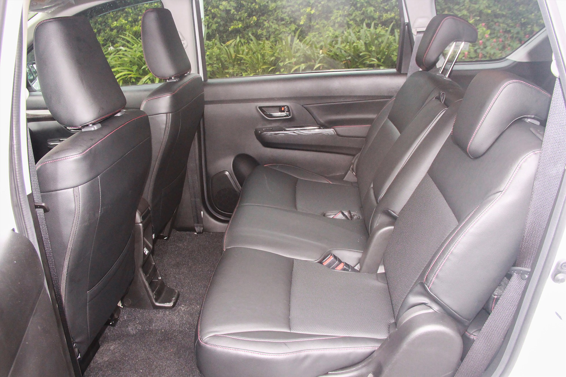 So kè Mitsubishi Xpander và Suzuki Ertiga Hybrid phân khúc MPV 7 chỗ-9