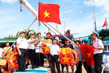 Tàu bệnh viện Khánh Hòa 01 khám bệnh, cấp phát thuốc miễn phí cho người dân Phú Yên-2
