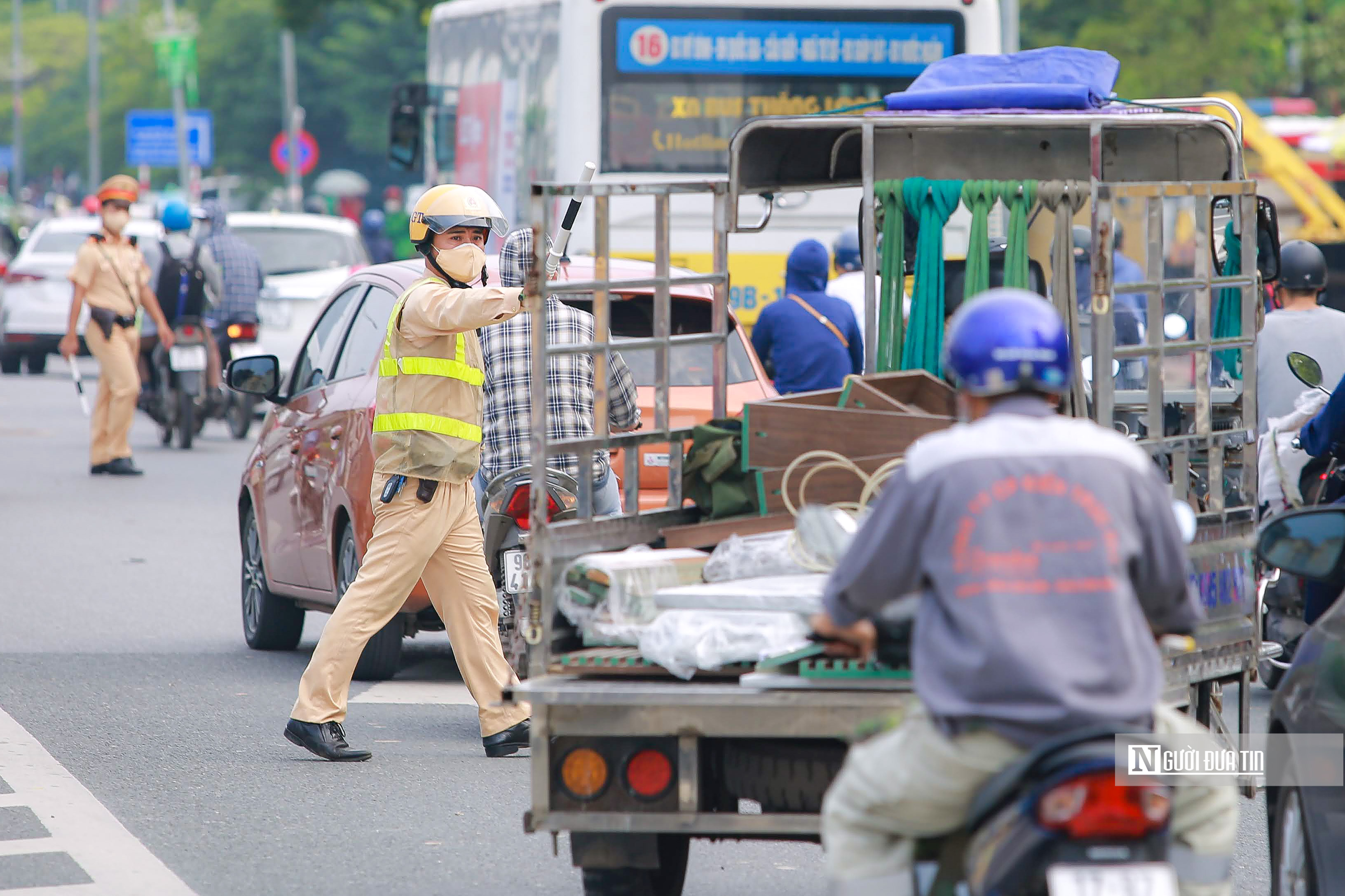 Hà Nội: CSGT tăng cường xử phạt các phương tiện đi vào làn khẩn cấp-10