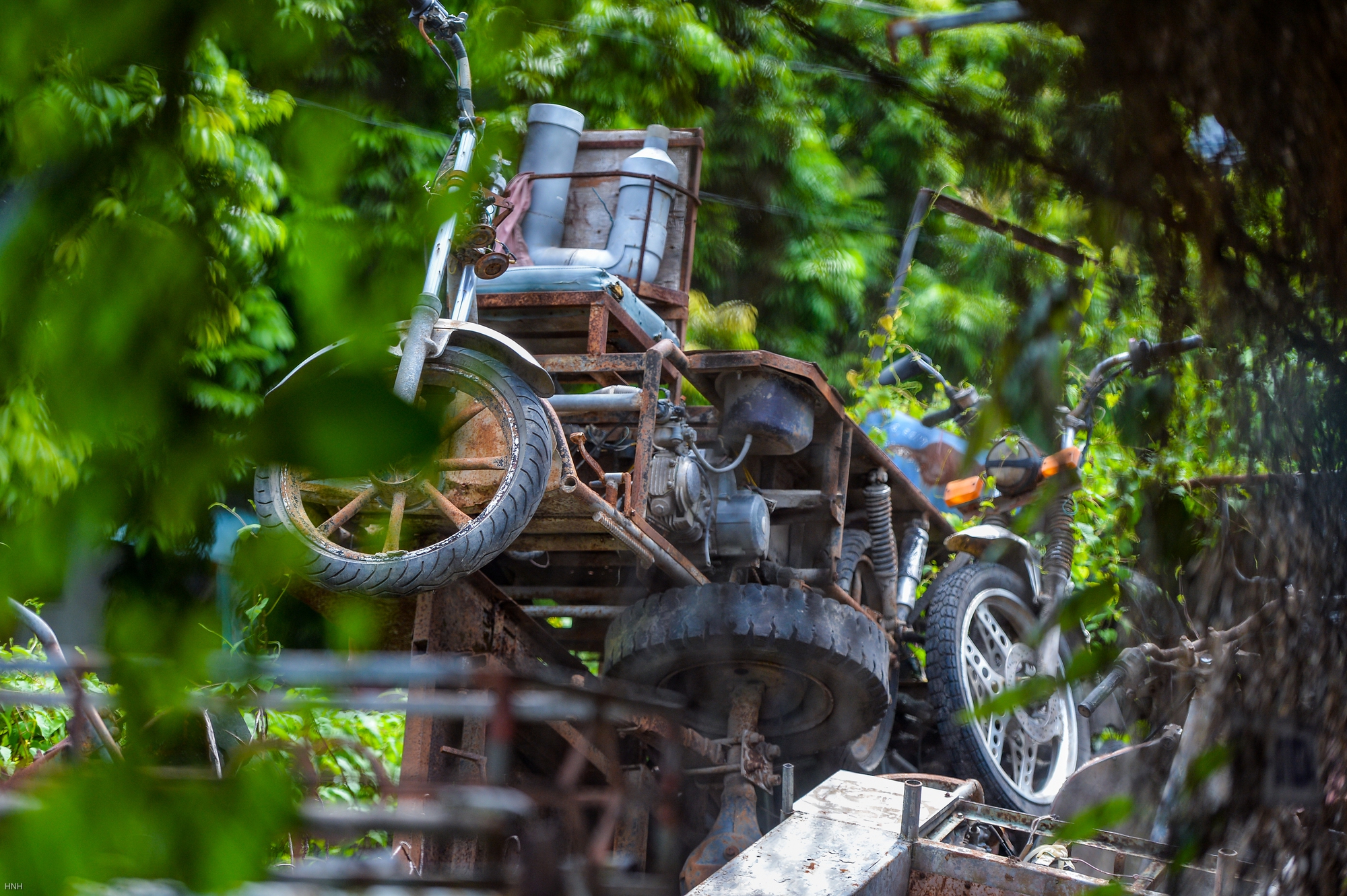 Hà Nội: Hàng nghìn chiếc xe máy vi phạm giao thông chồng chất lên nhau, cỏ mọc um tùm-14
