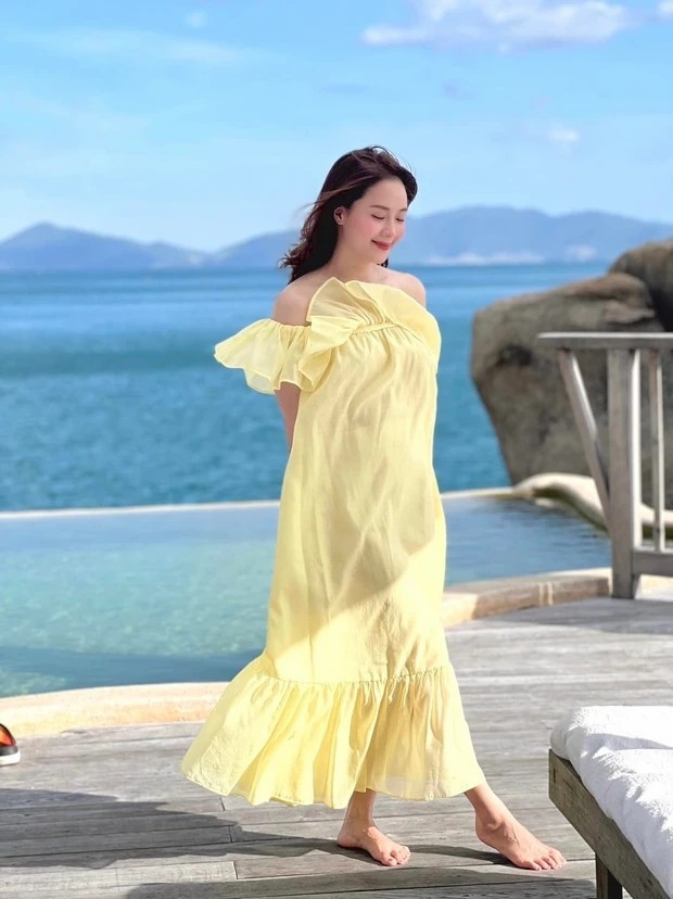 Tham khảo 12 set đồ với váy maxi của sao Việt để biết cách lên đồ du lịch đẹp miễn chê-1