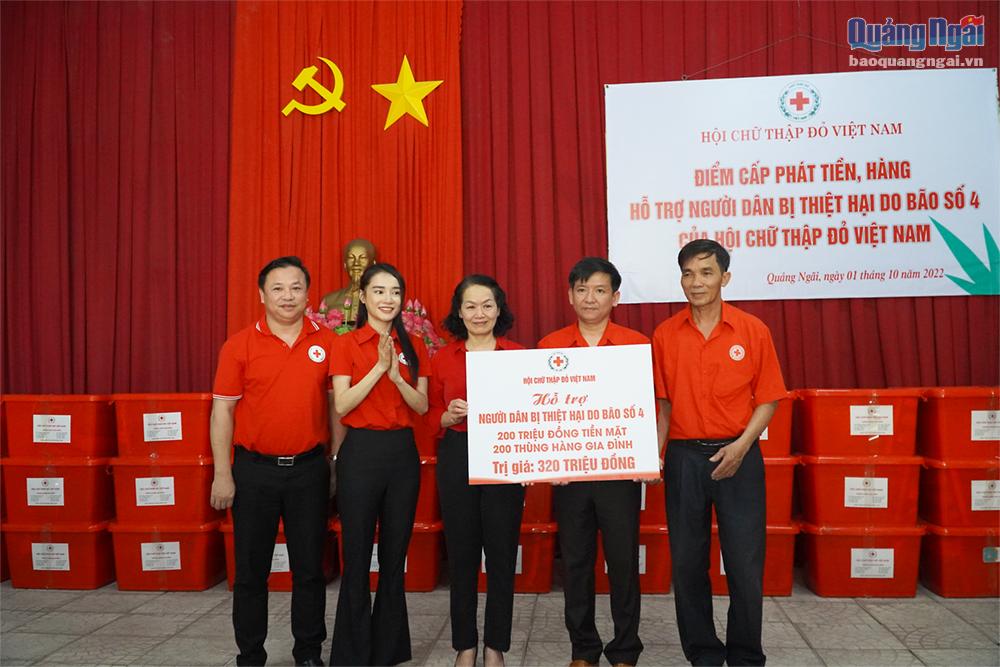 Hội Chữ thập đỏ Việt Nam hỗ trợ người dân Quảng Ngãi bị thiệt hại do bão số 4-1