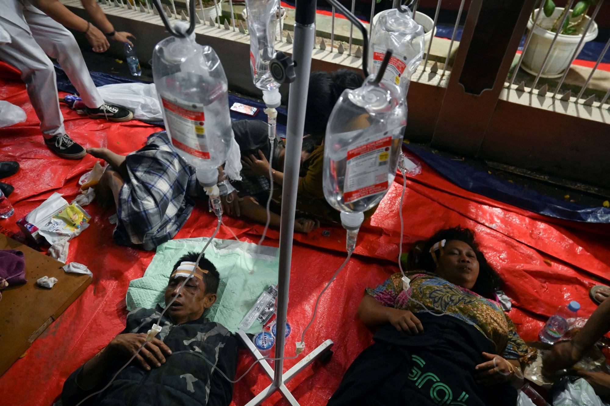 Động đất ở Indonesia: Số người chết tăng hơn 160, người dân khổ sở tìm nơi điều trị-10