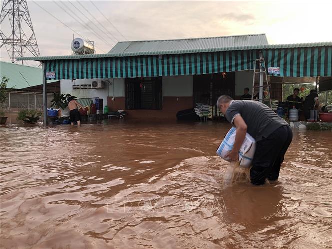 Bình Phước: Hỗ trợ di dời người dân ra khỏi vùng nguy hiểm do ảnh hưởng của mưa lũ-1