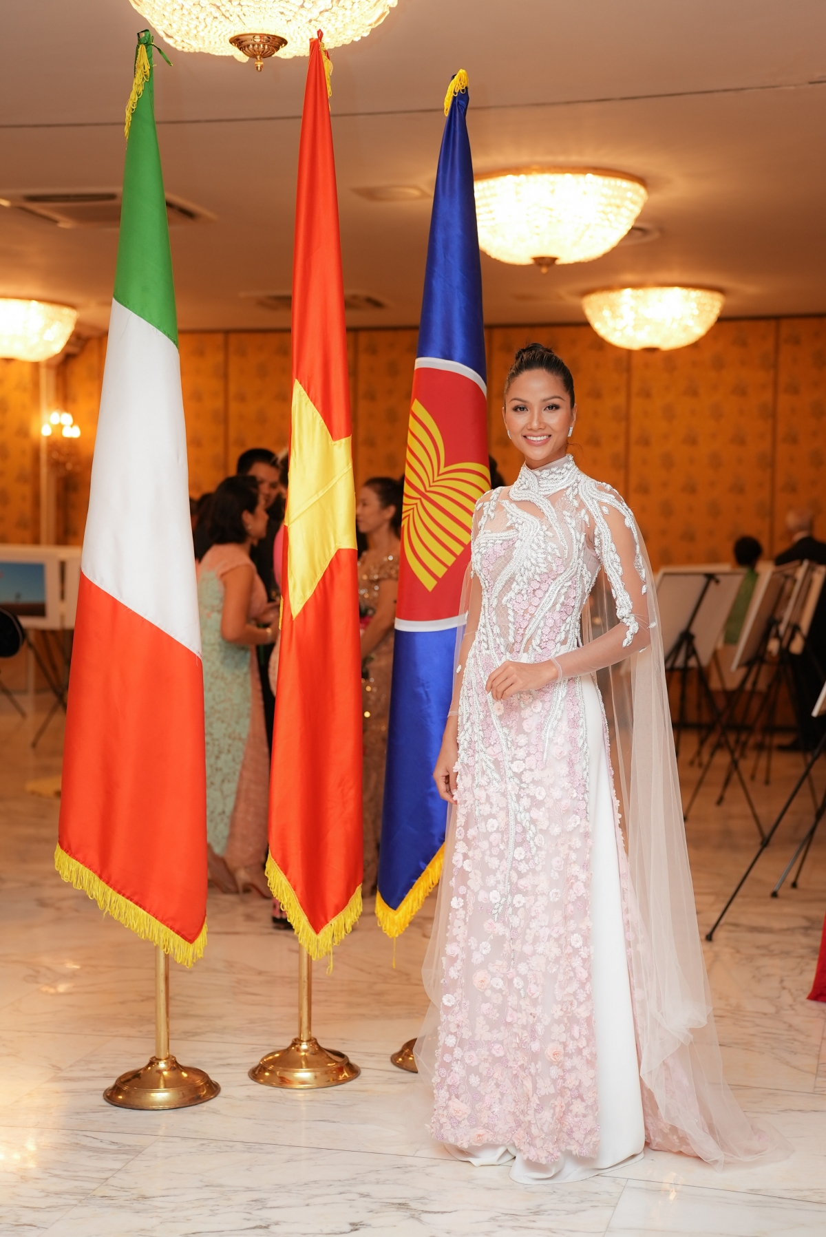 Hoa hậu H'Hen Niê diện áo dài đính hoa dự lễ ở Đại sứ quán Việt Nam tại Italia-3