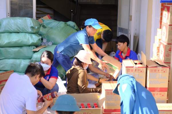Quảng Nam: Hơn 300 người dân nghèo, cận nghèo được khám và cấp phát thuốc miễn phí-4
