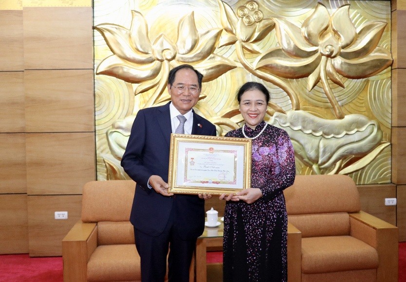 VUFO trao tặng Kỷ niệm chương cho Đại sứ Hàn Quốc tại Việt Nam-1