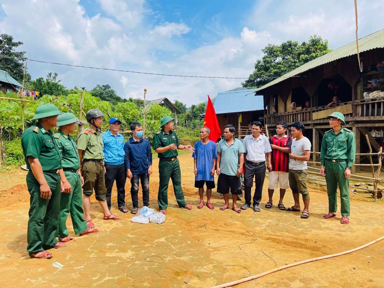 Bộ đội biên phòng Hướng Lập, Quảng Trị hỗ trợ người dân ứng phó với bão Noru-6