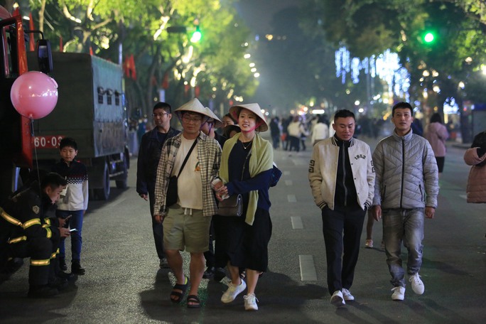 Người dân đổ về trung tâm TP Hà Nội đón giao thừa-5