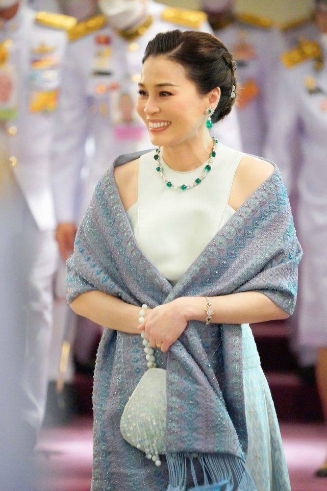 Chỉ cần một bộ váy nhã nhặn và áo choàng đơn giản, hoàng hậu Suthida (Thái Lan) đã thể hiện sự quý phái sang trong tột bậc, chiếm trọn tình cảm của người nhìn-2