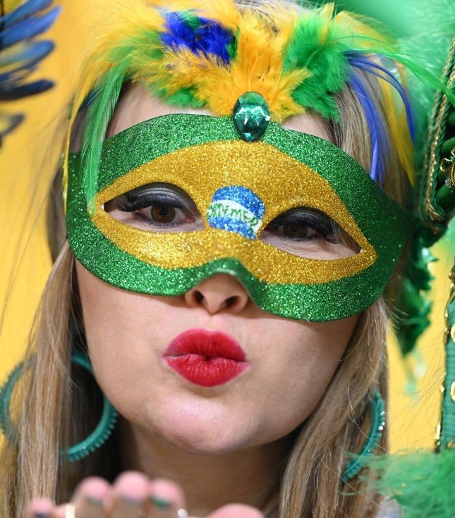 Những nữ cổ động viên Brazil xinh đẹp trên khán đài World Cup 2022-13