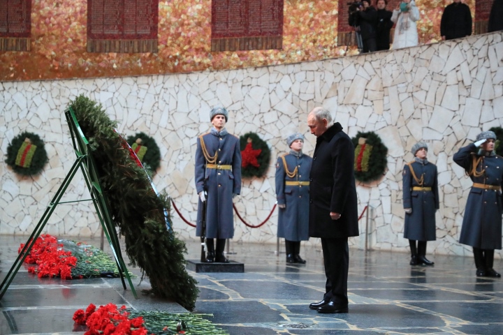 Tổng thống Putin đặt vòng hoa tưởng nhớ những người bảo vệ Stalingrad-1