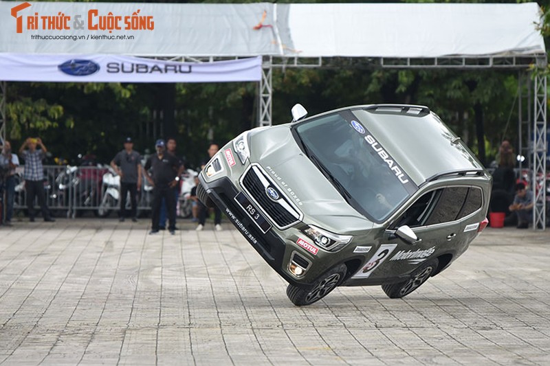 Xem tay đua người Anh - Russ Swift "làm xiếc" cùng xe Subaru ở Hà Nội-3
