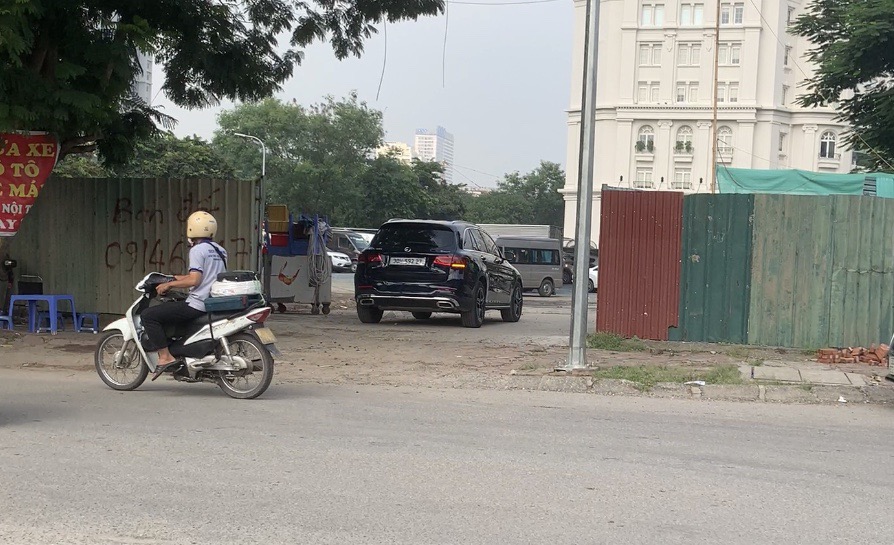 Quận Cầu Giấy: Cần sớm xử lý bãi xe không phép tại phường Dịch Vọng-1