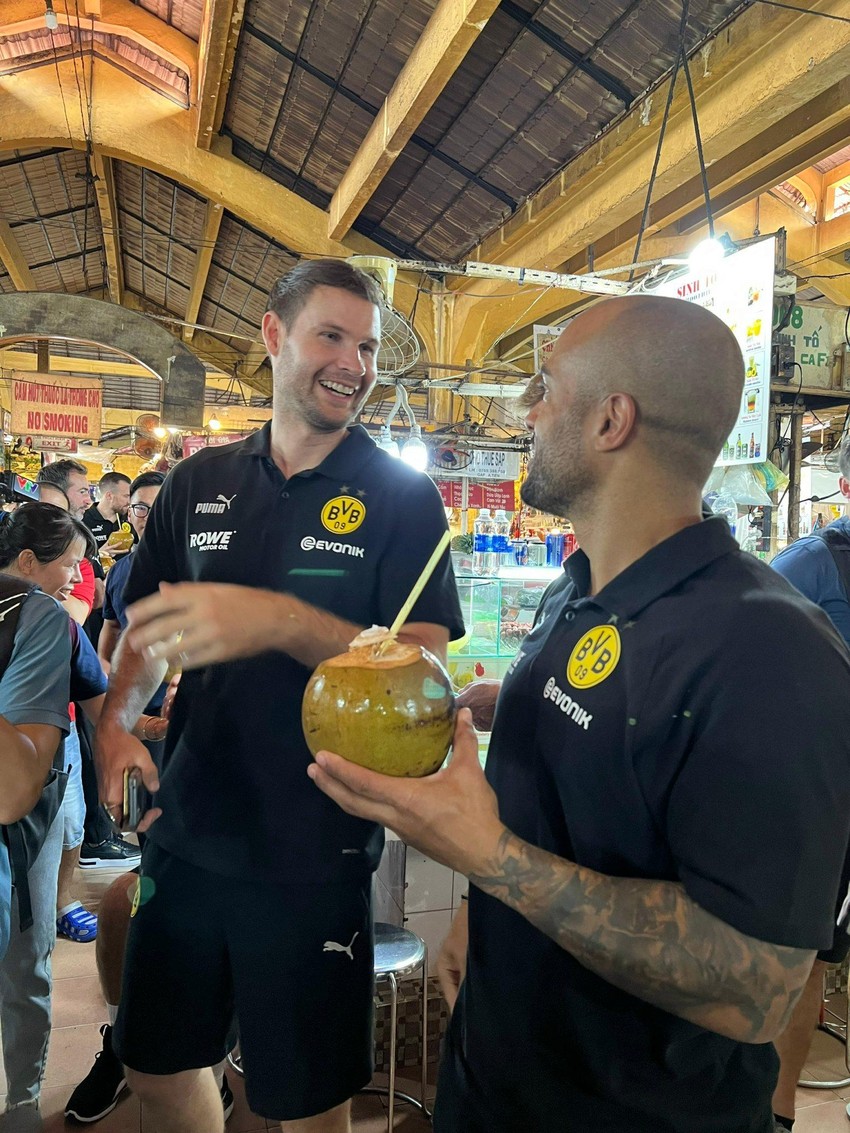 Cầu thủ câu lạc bộ bóng đá nổi tiếng Đức thưởng thước nước dừa ở chợ Bến Thành-3
