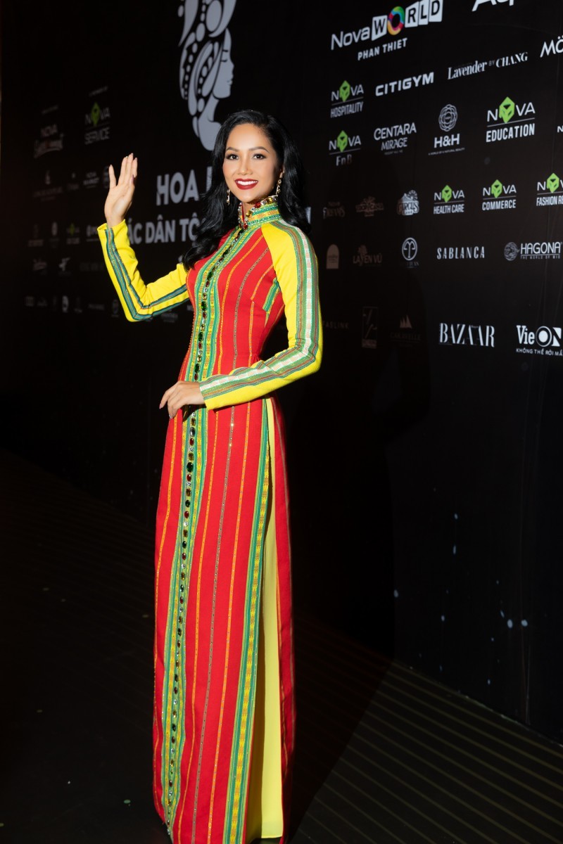 H'Hen Niê diện lại áo dài cũ đi chấm thi Hoa hậu-1
