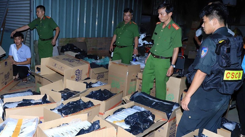 Khởi tố nhóm đối tượng buôn lậu thuốc lá từ Campuchia về Đồng Nai-1