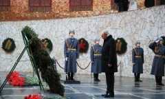 Tổng thống Putin đặt vòng hoa tưởng nhớ những người bảo vệ Stalingrad-cover-img